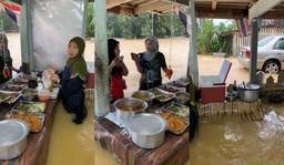 “Steady Je” – Woman Persists in Selling Nasi Kerabu During Floods, Gains Public Attention featured image